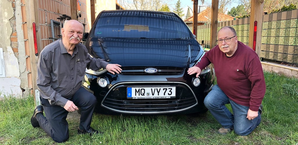 Wenn Norbert Bonatz (r.) aus Merseburg in seinen Wagen steigt, grüßt er mit seinem Kennzeichen all jene, die ihn verstehen. Links: Amateurfunker Volker Dahn aus Frankleben