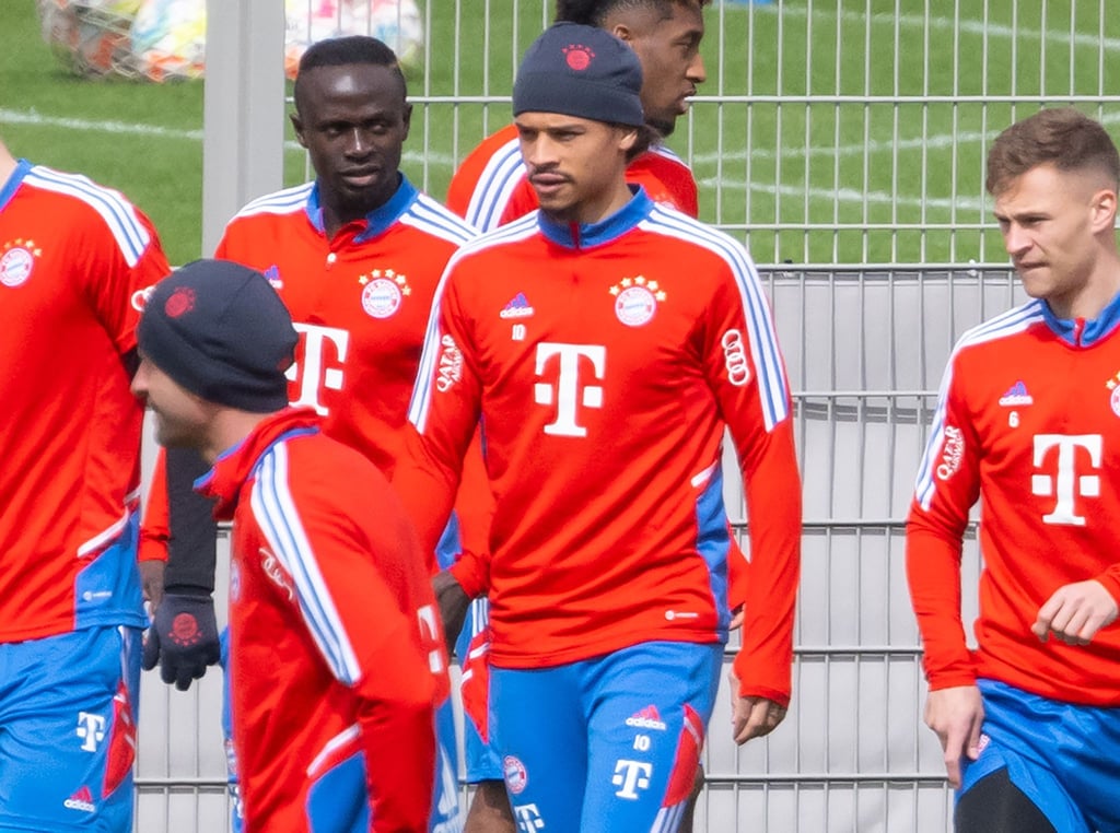 Sadio Mané (l) und Leroy Sané beim Bayern-Training an der Säbener Straße.