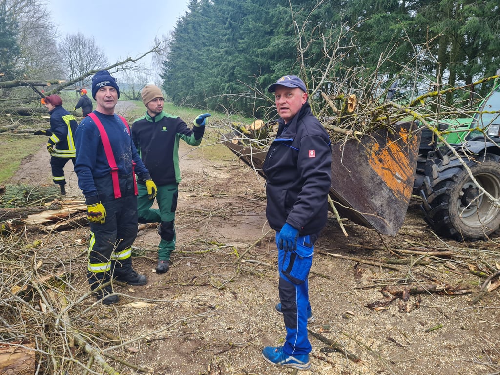 Unterstützt durch die Ortsfeuerwehr und Einwohner des Ortes organisierte der Heimatverein Dolle den ersten Arbeitseinsatz in diesem Jahr .