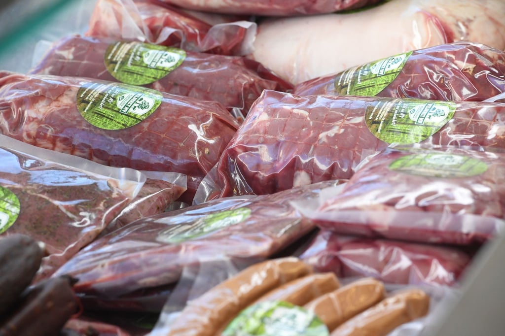 Wildprodukte liegen in einem Verkaufswagen auf dem Greifswalder Wochenmarkt.