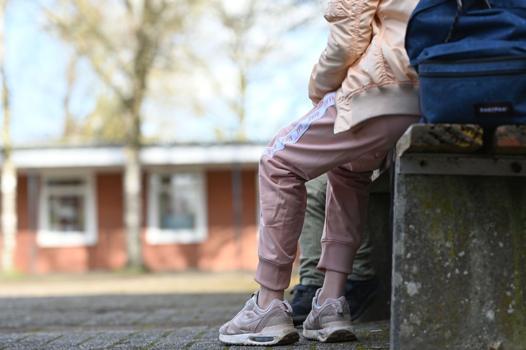 Schick, bequem oder modische Verirrung: An der Jogginghose entflammt die Debatte um angemessene Kleidung in der Schule.