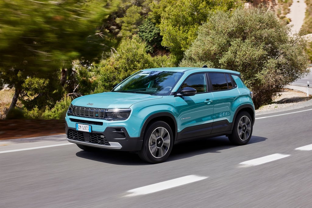 Jeep unter Strom: Der amerikanische Hersteller startet die Auslieferung des elektrischen Avenger.