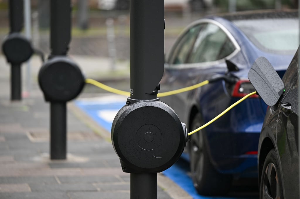 Die Zahl der E-Autos wächst und damit der Bedarf an Ladesäulen im öffentlichen Raum.