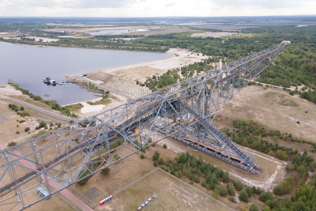 Die ehemalige Abraumförderbrücke des Besucherbergwerk F60 im ehemaligen Braunkohletagebau Klettwitz-Nord am Bergheider See.