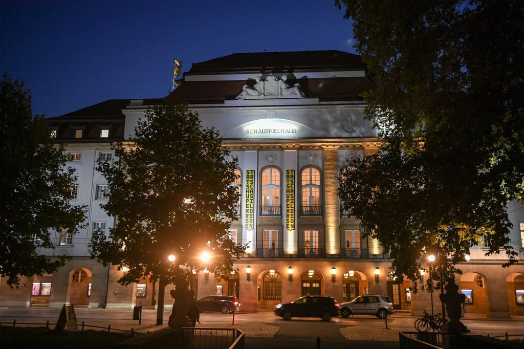 Das Gebäude vom Theater Staatsschauspiel Dresden am Abend.