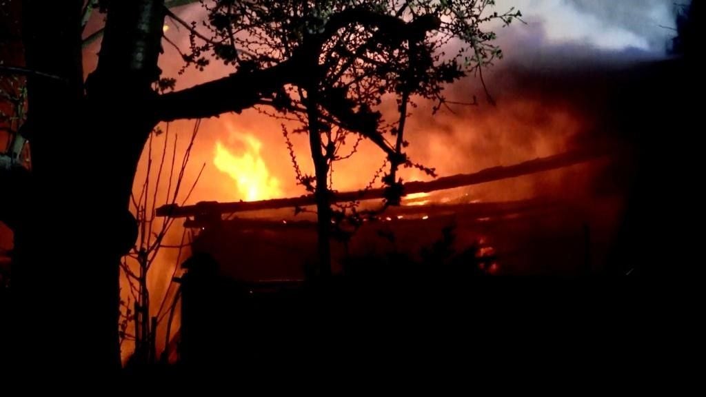 Ein vermeintlicher Garagenbrand hielt in der Nacht in Magdeburg die Einsatzkräfte der Feuerwehr in Atem.