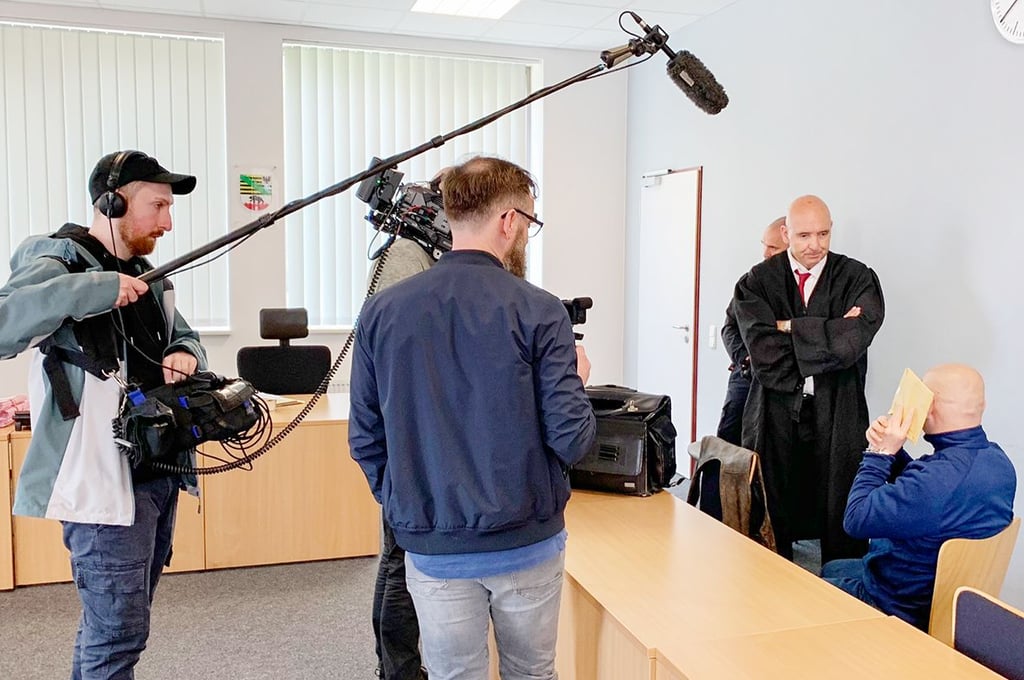 Tontechniker, Kameramann und Reporter dokumentieren vor Beginn des Prozesses für Stern TV den Anwalt und den Angeklagten in Köthen.