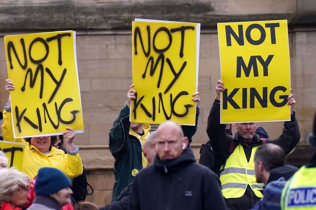 Monarchie-Gegner tragen Plakate mit der Aufschrift „Not My King“ (dt: nicht mein König), während sie auf die Ankunft von Charles und Camilla zum königlichen Gründonnerstagsgottesdienst im York Minster warten.