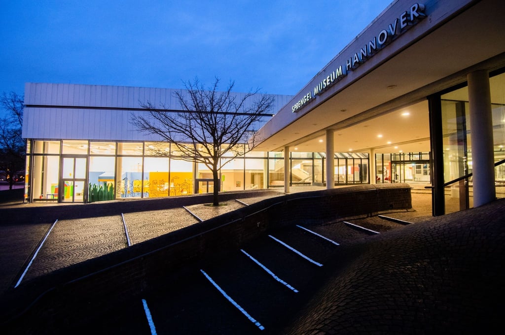 Das Sprengel Museum Hannover in der Morgendämmerung.