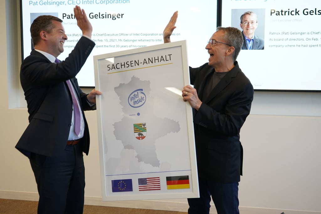 Sachsen-Anhalts Wirtschaftsminister Sven Schulze (CDU, links) und Intel-Chef Pat Gelsinger bejubeln in der Konzernzentrale in Kalifornien die Entscheidung der EU.  