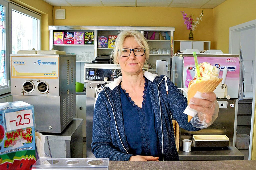 Silke Heiberhausen im Eiscafé am Bahnhof in Haldensleben. Die Rezeptur stammt von den DDR-Marken Komet und Anona.