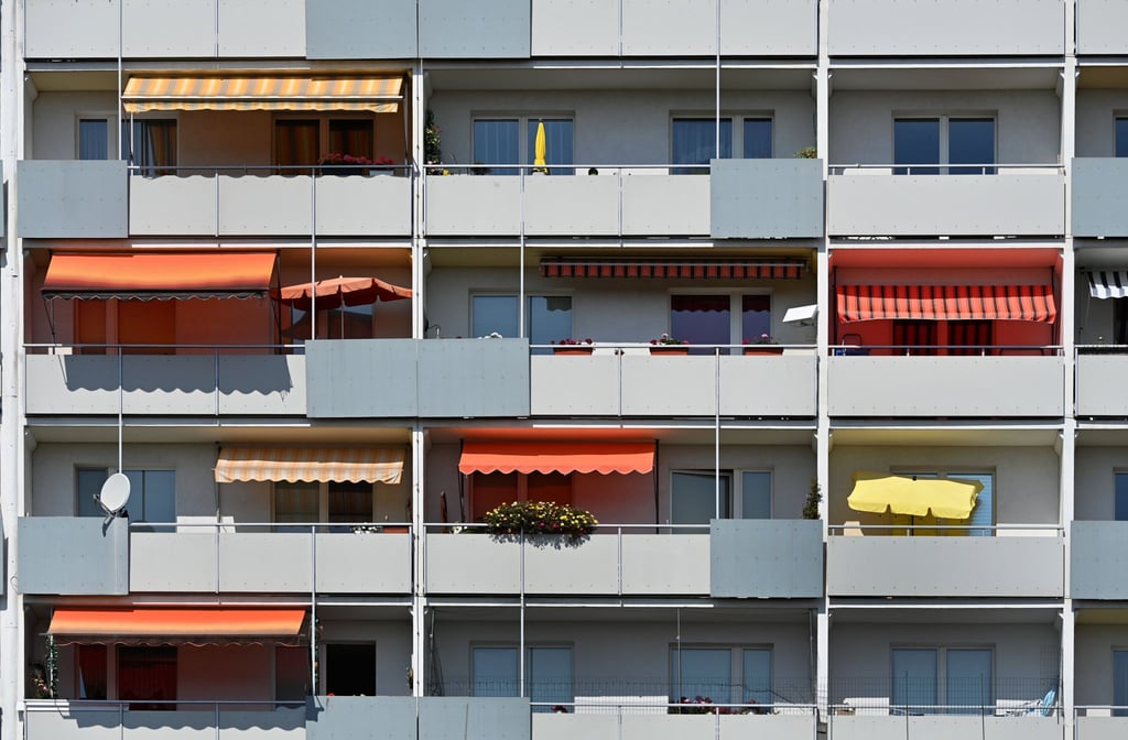 Geklemmt oder gebohrt? In Wohnungseigentümergemeinschaften macht das bei Markisen einen großen Unterschied.