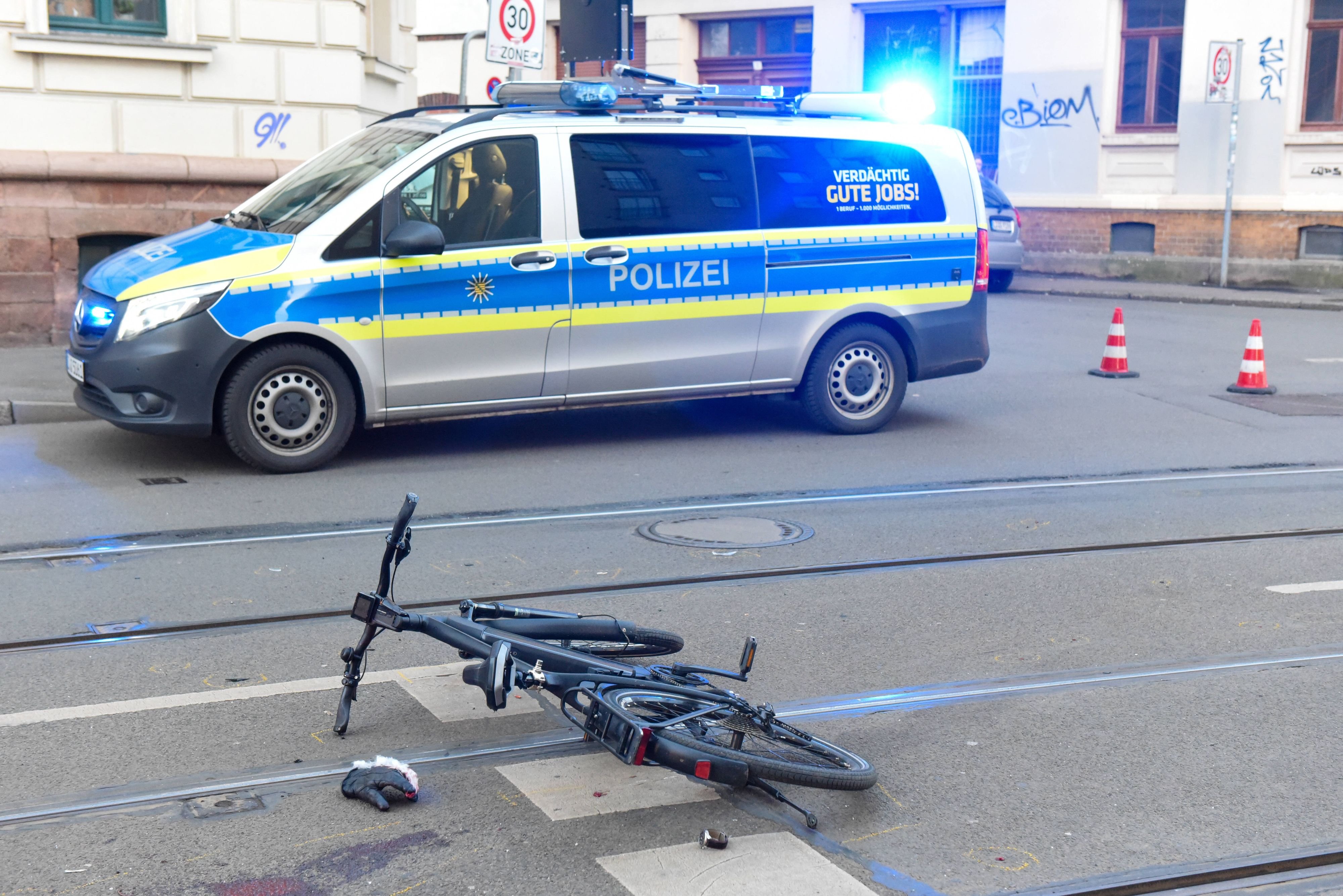 Unfall Leipzig: 41-jährige Radfahrerin Von Auto Erfasst Und Schwer Verletzt