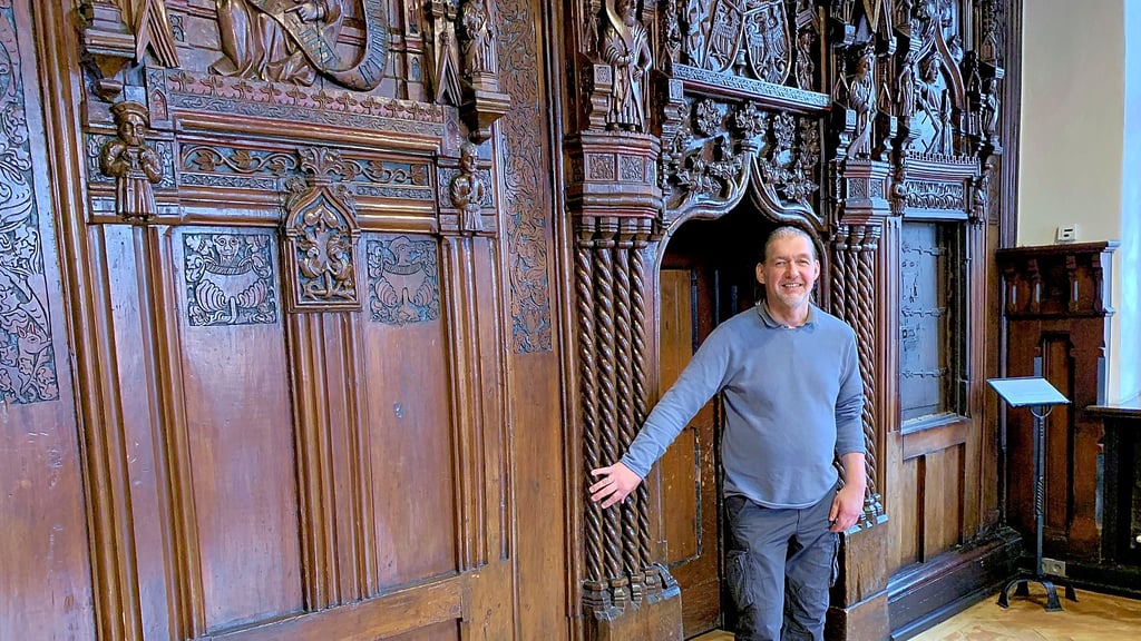 Stadtführer Arne Marzahn an seinem Lieblingsort im Stendaler Rathaus - an der Schnitzwand von 1462 im Kleinen Sitzungssaal.
