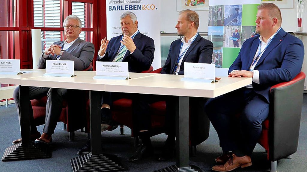 Der Barleber Wirtschaftsförderer Sven Fricke, IHK-Präsident Klaus Olbricht, der lettische Wirtschaftsattaché Helmut Salnajs und Barlebens Bpürgermeister Frank Nase (von links) stellen sich während der Kooperationsbörse den Fragen der Journalisten.