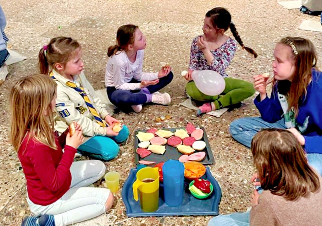 Zünftiges Räuber-Essensgelage im Domizil der Naumburger Heilsarmee in der Schreberstraße.