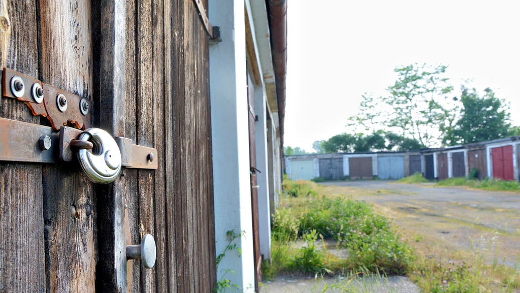 Wie viel eine Garage pro Monat beziehungsweise Jahr kosten darf, darüber diskutierte jüngst der Bauausschuss der Stadt Schönebeck. Kritik gab es ebenfalls an der Infrstruktur der Garagen beziehungsweise der Zuwegung.