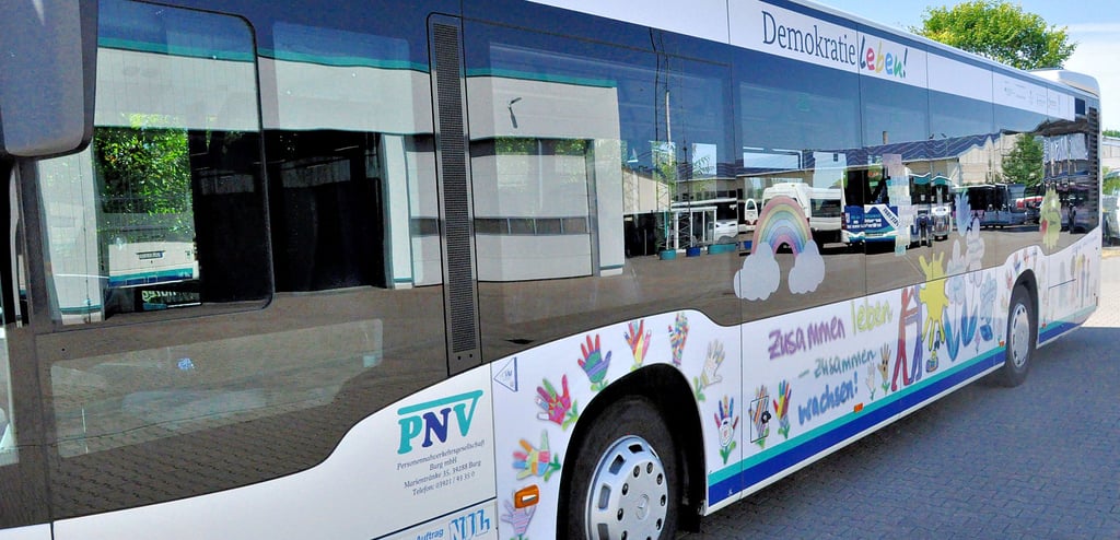 Einer der auffäligsten Busse der Nahverkehrsgesellschaft Jerichower Land. Auch er kann mit dem Deutschland-Ticket genutzt werden, nicht aber die Linie 770, die Fähre Ferchland-Griben..