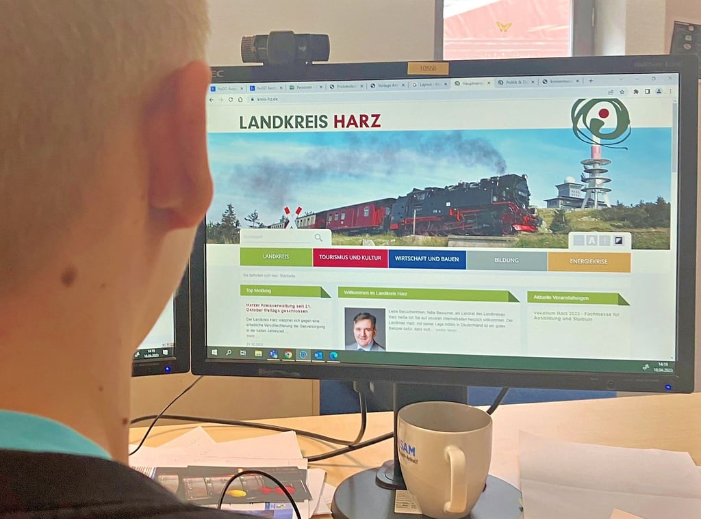 Eine Dampflok zieht Wagen am Brockenplateau – dieses Bild sieht der Besucher der Internetseite des Landkreises Harz als Erstes. Dabei habe der Harzkreis viel Vorzeigbares, das bebildert werden könnte, so ein Einwohner.