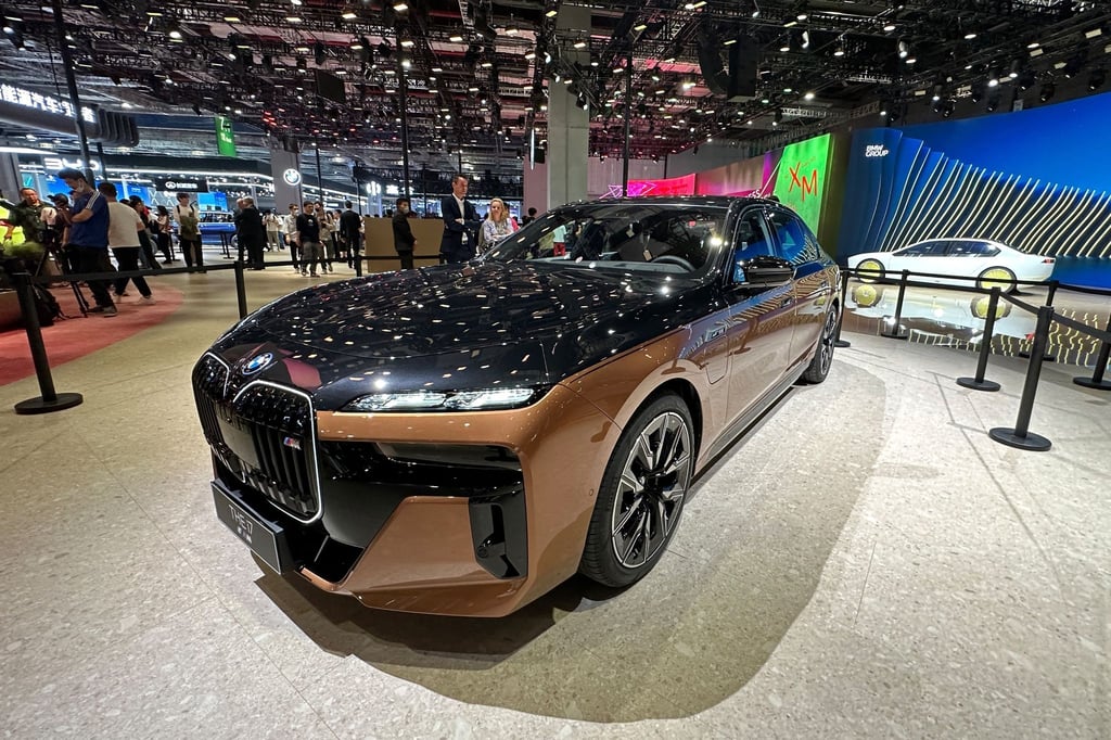 Massive Elektrofront: BMW zeigt auf der „Auto Shanghai“ den 660 PS starken und bis zu 250 km/h schnellen i7 M70. Er ist „das leistungsstärkste und schnellste vollelektrische Fahrzeug“ seines aktuellen Portfolios, so der Hersteller.