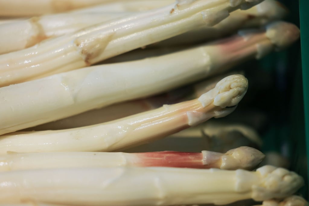 Spargel liegt in Kisten nach der Sortierung bereit für den Abtransport.