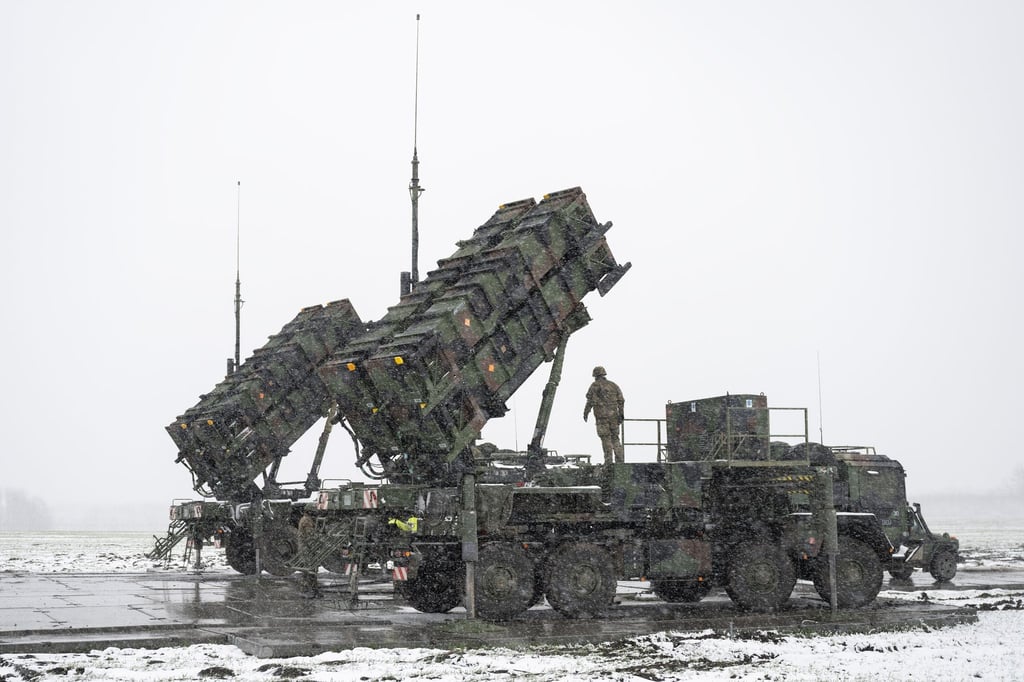 Ein Bundeswehr-Soldat steht Anfang April auf einem Anhänger mit Abschussrampen für Lenkflugkörper des Patriot-Luftabwehrsystems auf einem schneebedeckten Feld im südosten Polens.