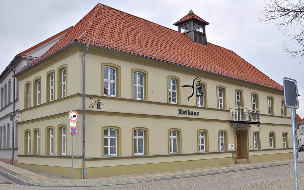 Das Rathaus am Kleinen Markt in Osterburg. 2026 könnte die gesamte Verwaltung auf dem Grundstück arbeiten.