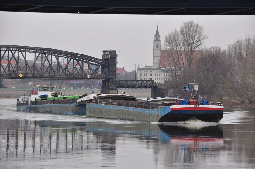 Das tschechische Güterschiff Vera aus Decin passiert Magdeburg. Die Schifffahrt ist am Donnerstag Thema in der Magdeburger Urania.
