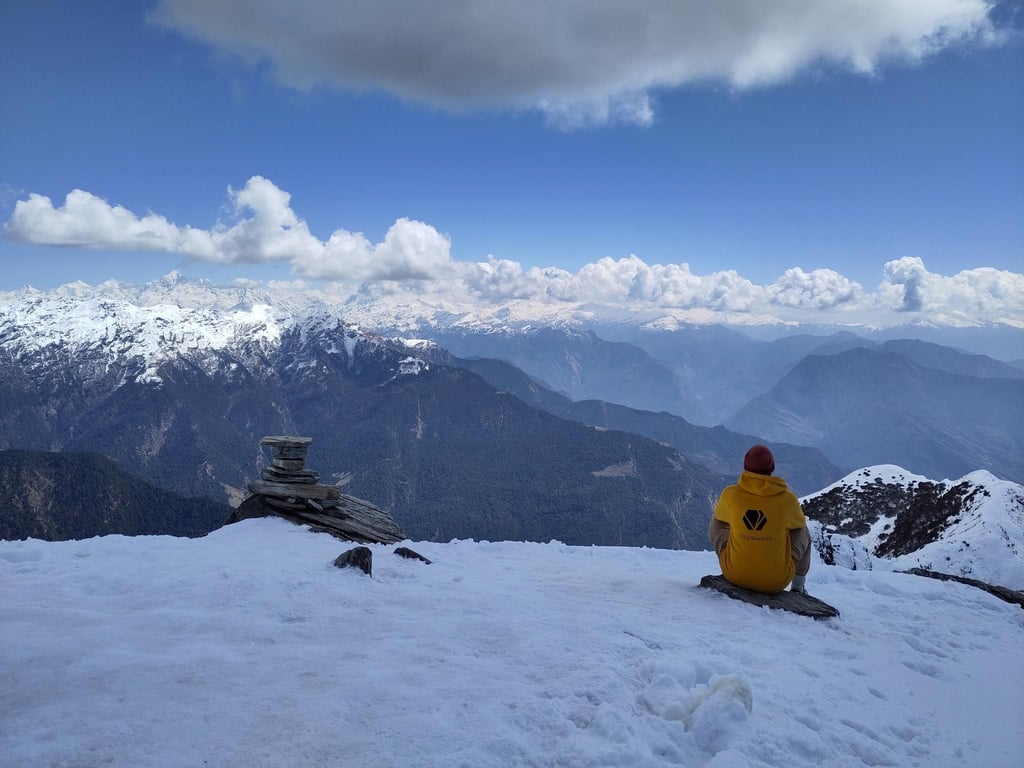 Der Magdeburger Alexander Heinrich macht im Himalaya eine Pause von seiner Radtour nach Hongkong.