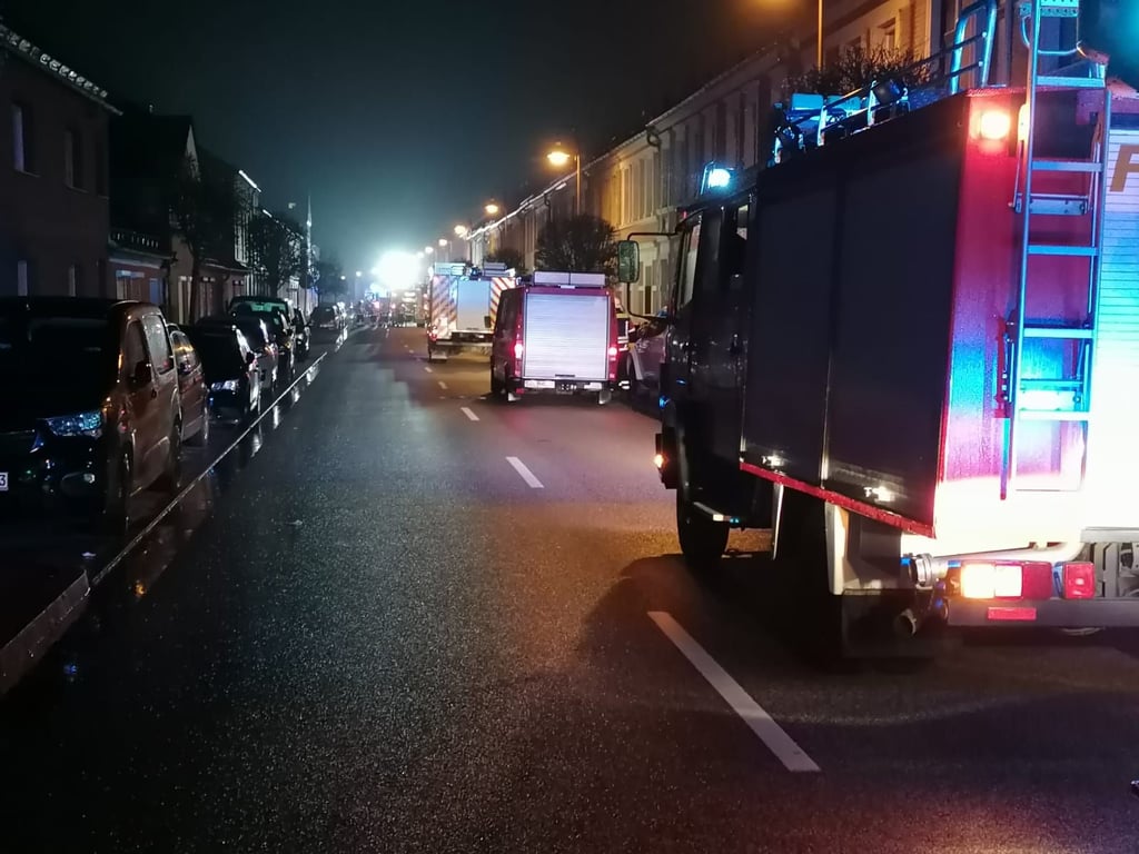 Bei einem Wohnungsbrand in der August-Bebel-Straße in Tangermünde wurden insgesamt sieben Menschen verletzt, ein Mann schwer.