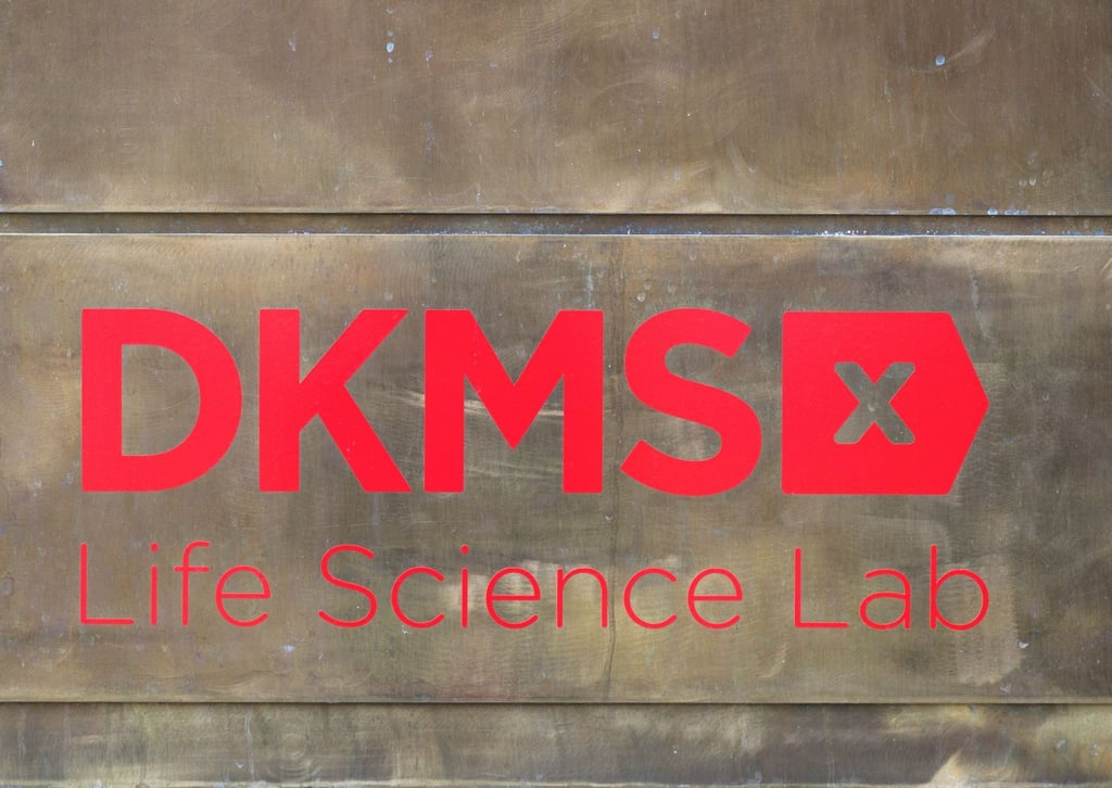 Ein Schild mit der Aufschrift DKMS Life Science Lab steht am Stammzellenspenderlabor.