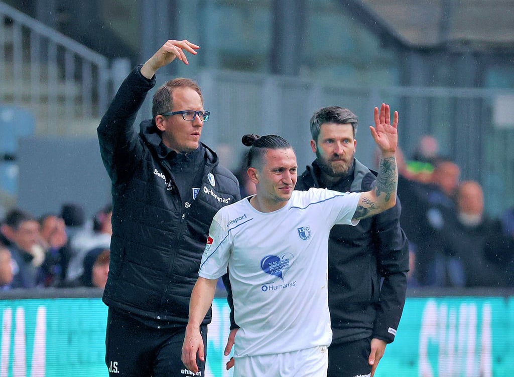 Kehrte gegen den SV Sandhausen nach der Behandlung von Mannschaftsarzt Dr. Jan Philipp Schüttrumpf (l.) und Physiotherapeut Tino Meyer auf den Platz zurück: Baris Atik. Ob es für den Vizekapitän des 1. FC Magdeburg bis Sonnabend reicht, bleibt offen.
