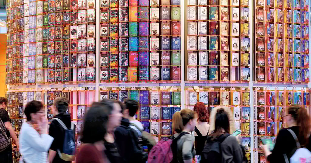 Bücher über Bücher und viele Besucher wie hier im März 2019 wünschen sich die Veranstalter der Buchmesse. In den vergangenen drei Jahren war der Leipziger Frühjahstreff der Branche wegen der Corona-Pandemie abgesagt worden.