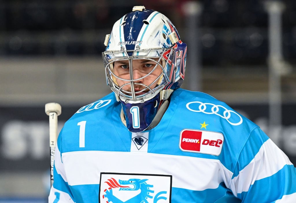 Eishockey-Torwart Jonas Stettmer von Ingolstadt wärmt sich auf.