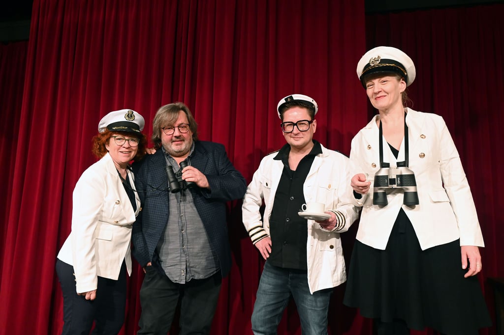 Marion Bach, Oliver Vogt, Christoph Deckbar und Heike Ronniger (v.l.) bei den Proben für „Mit Volldampf ins Aus“.