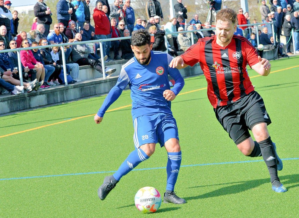Westerhausens Marcelo Franceschi (links), hier im Pokal-Achtelfinale gegen Marcus Schwarzenberg und Blankenburg, spielt heute im Viertelfinale gegen einen weiteren Landesligisten. Die Harzer sind beim SV 09 Staßfurt zu Gast.