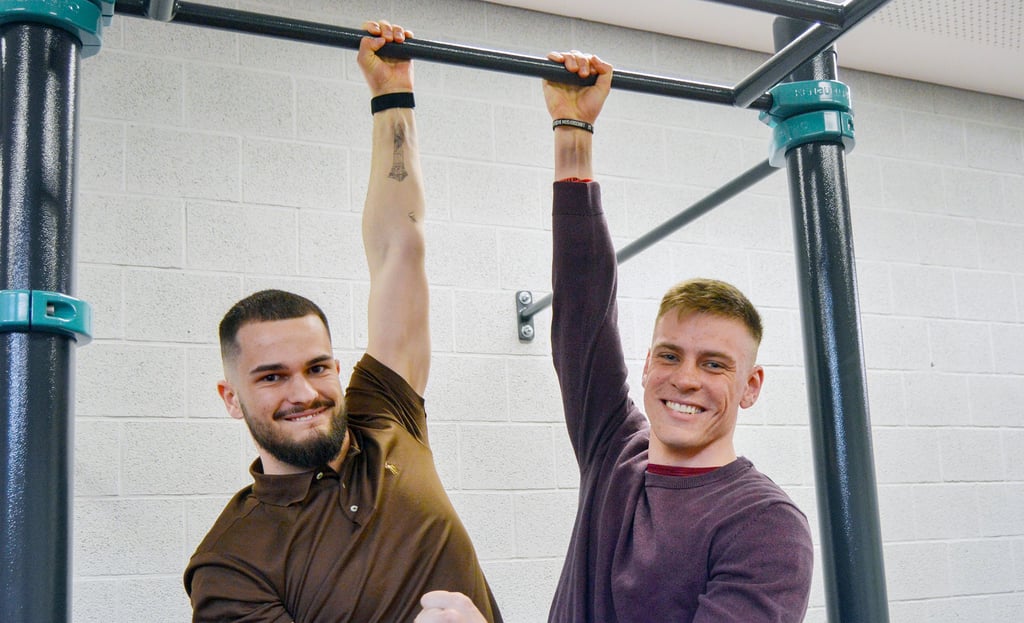 Niklas Kosciankowski (l.) und Tom Brachvogel probieren die Calisthenicsanlage in Hohenmölsen gleich mal aus.