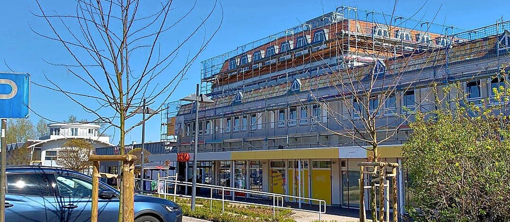 Noch stehen die Gerüste, doch schon bald sollen in diesem Gebäude beim Salzwedeler Altmarkcenter die ersten Mieter einziehen.