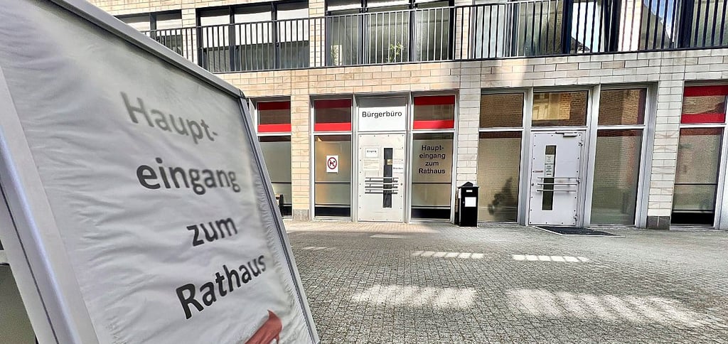 Der Rathaus-Eingang von der Marienkirche aus