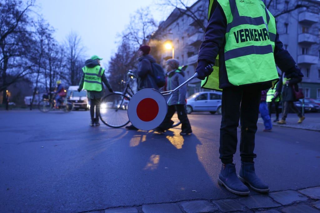 Schülerlotsen sorgen dafür, dass Schulkinder sicher die Straße überqueren können.