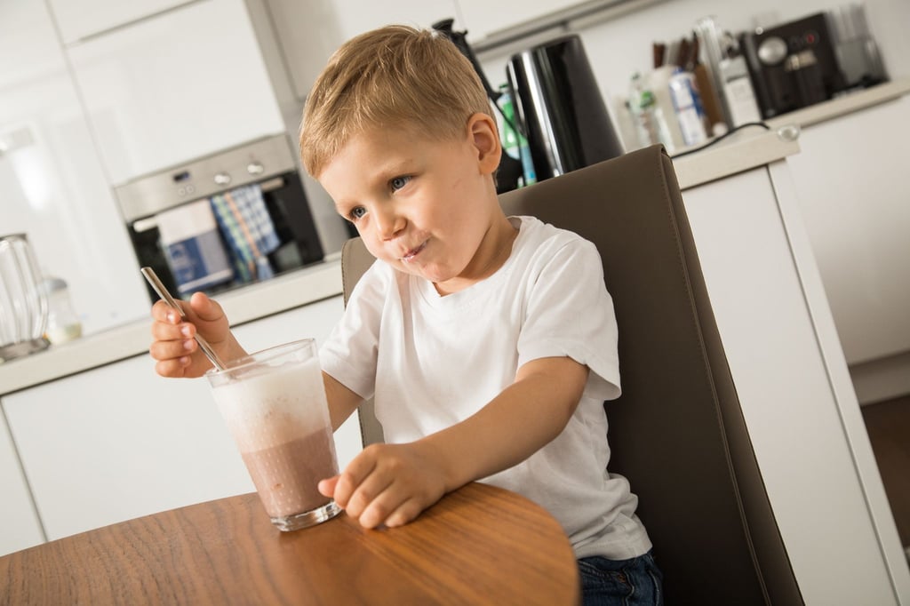 Mmmh, lecker, finden viele Kinder: Beim typischerweise mit Milch angerührten Kakaopulver liegt das daran, dass dieses oft sehr süß ist.