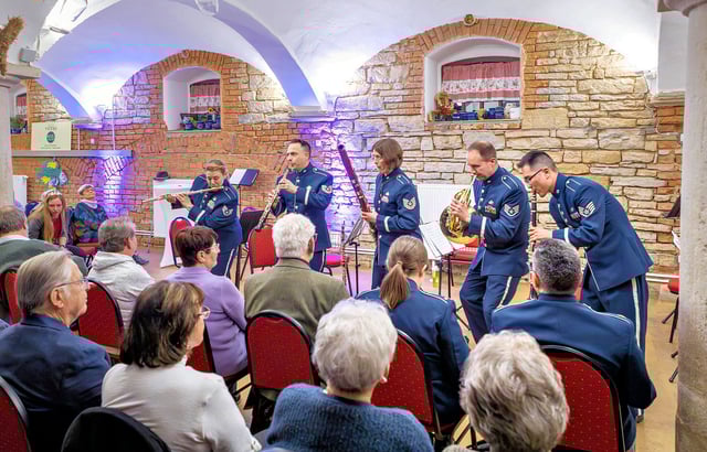 Gastspiel auf dem Weingut Würchwitz USMilitär trifft Weinhoheiten in