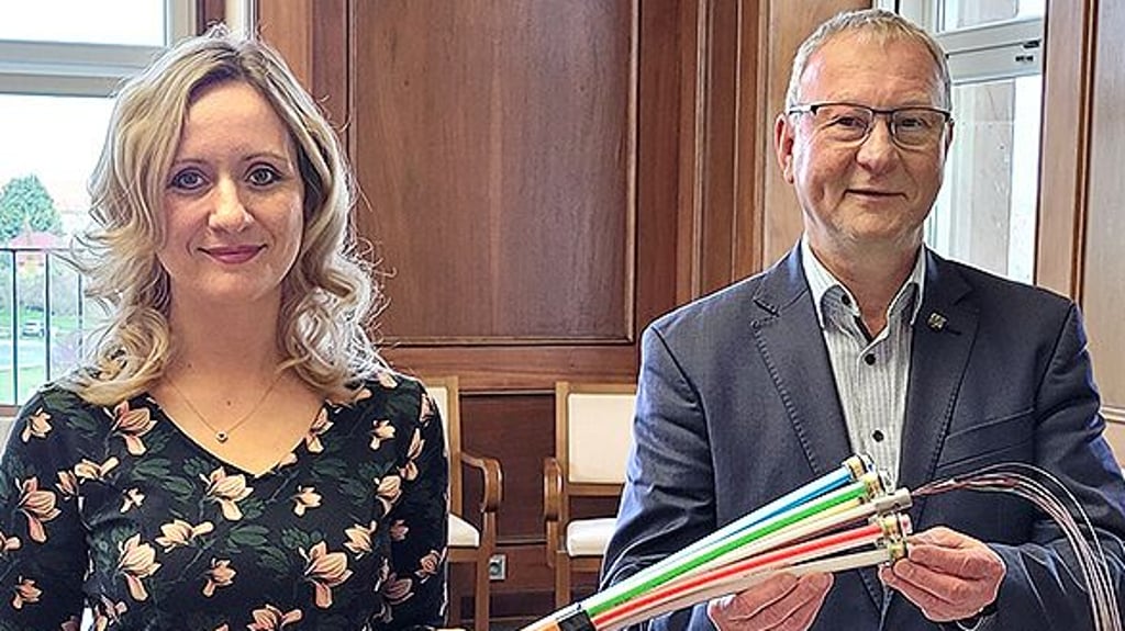 Nadja Thätner, Regionalmanagerin der Telekom, und OB Armin Schenk haben eine Absichtserklärung unterschrieben.