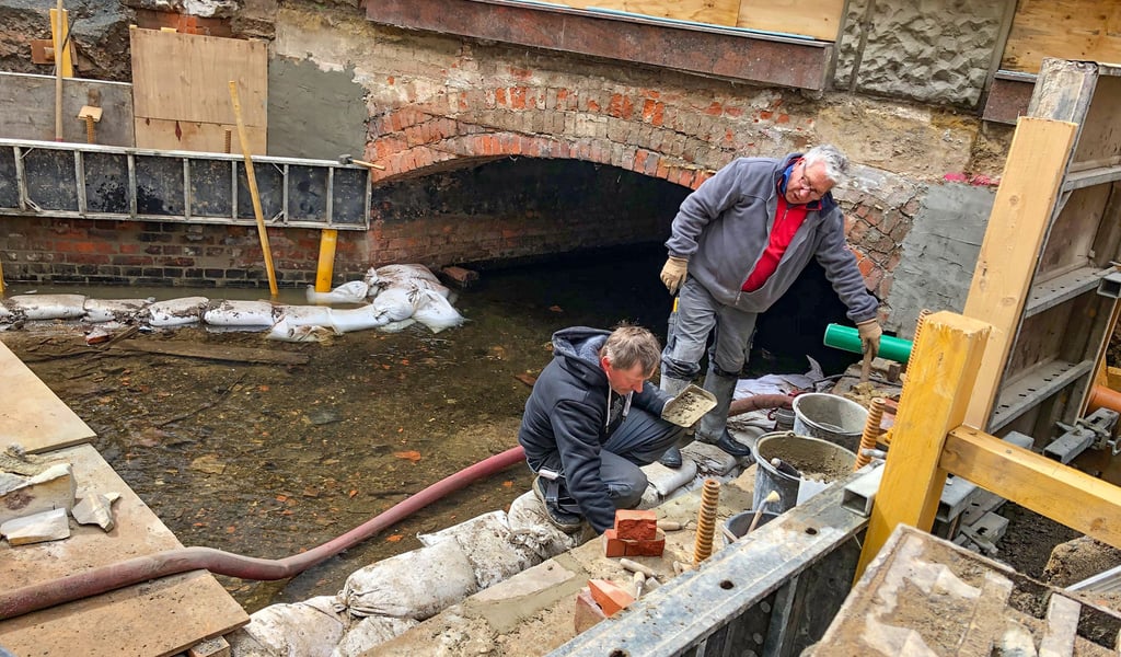 Das alte Bauwerk über den Mühlengraben eingangs der Steinbrücke in Quedlinburg ist abgerissen. Mitarbeiter der Firma Krakow Natursteine aus Hermsdorf-Irxleben, einem durch die Baufirma RST beauftragten Subunternehmen, sind derzeit dabei, die alten Sandstein-Widerlager noch einmal zu verfugen.