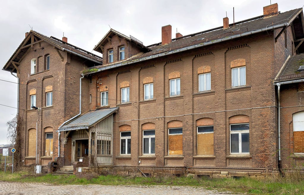 Kann aus dem Bahnhofsgebäude in Reuden ein Ärztehaus werden? Die Gemeinde Elsteraue möchte es versuchen.