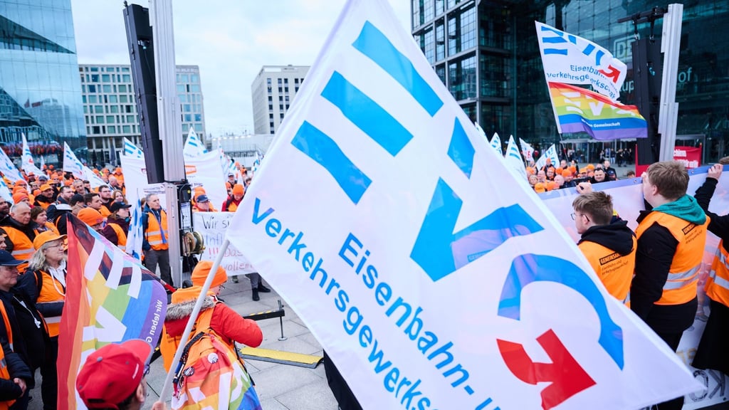 „EVG Eisenbahn- und Verkehrsgewerkschaft“ steht auf einer Fahne, die bei einer Demo zu sehen ist.