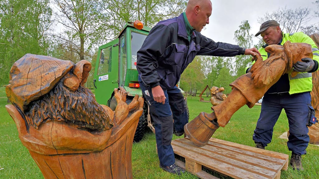 Die Figuren auf dem Abenteuerspielplatz – hier ein Bild von 2020 – sind aus Robinienholz und brauchen viel Pflege.