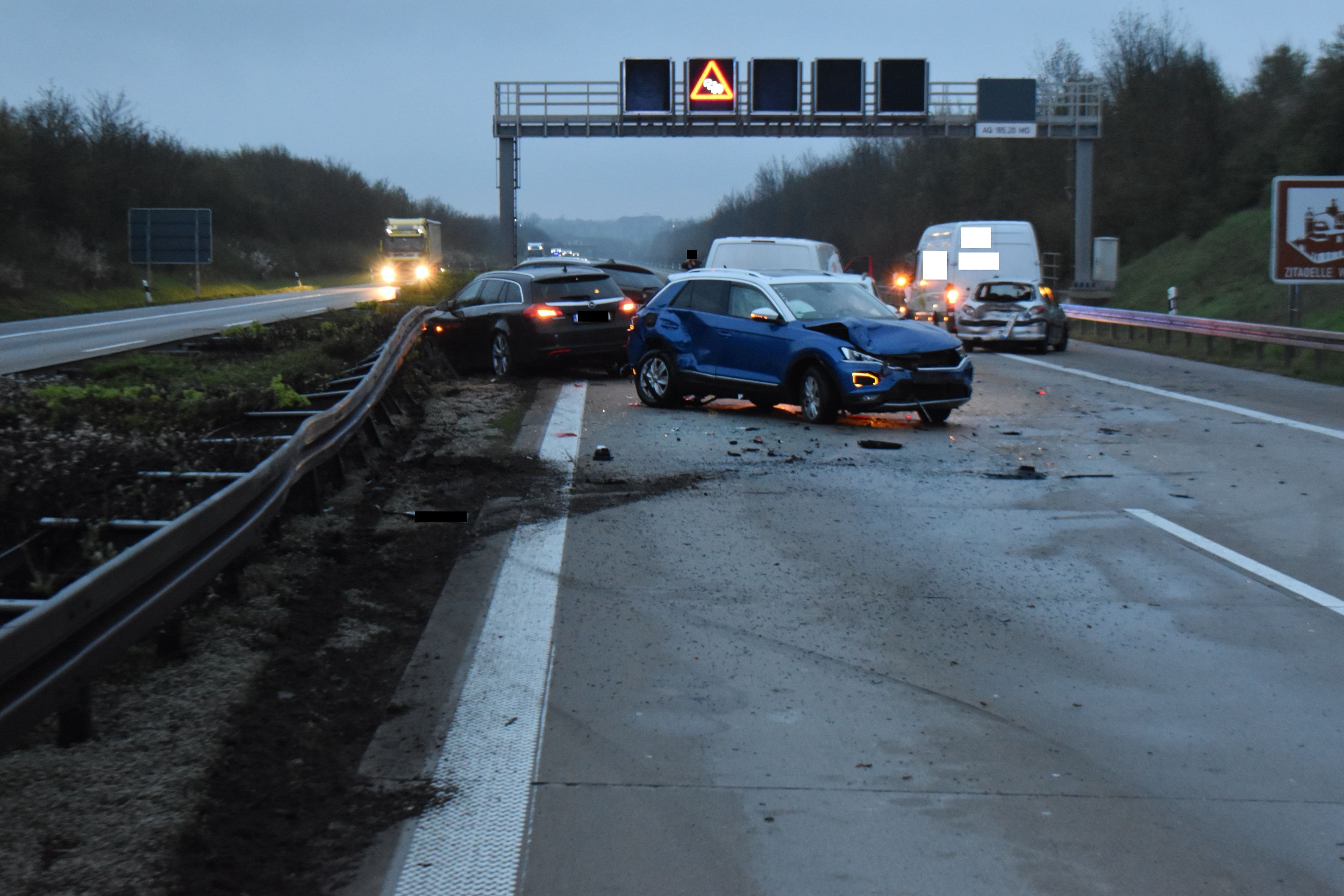 War Sekundenschlaf Die Ursache? Sperrung A14 Nach Unfall Bei Magdeburg ...