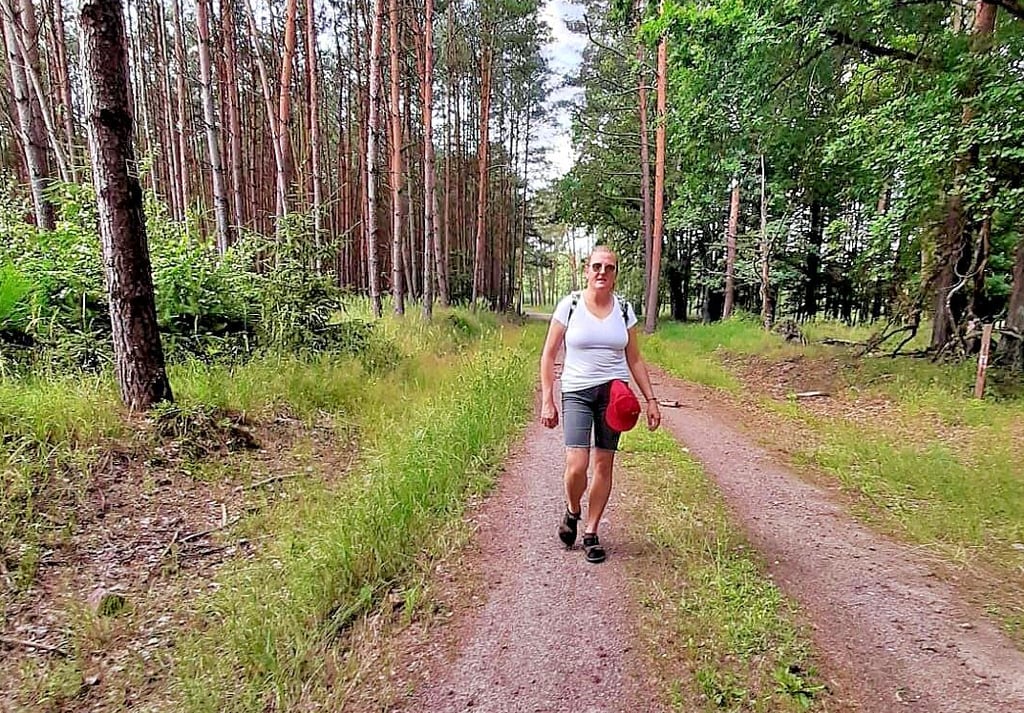 Annekatrin Els auf Wanderung durch ihre Heimat. Sie ist bei Zerbst aufgewachsen und ein „Flämingkind“.