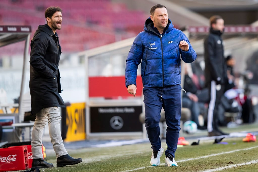 Herthas Trainer Pal Dardai (r) und damaliger Sportdirektor Arne Friedrich (l) reagieren im Spiel.